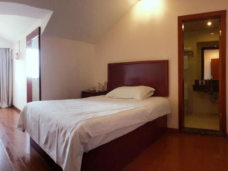 Greentree Songjiang Xinqiao Jiuxin Road Express 3*
