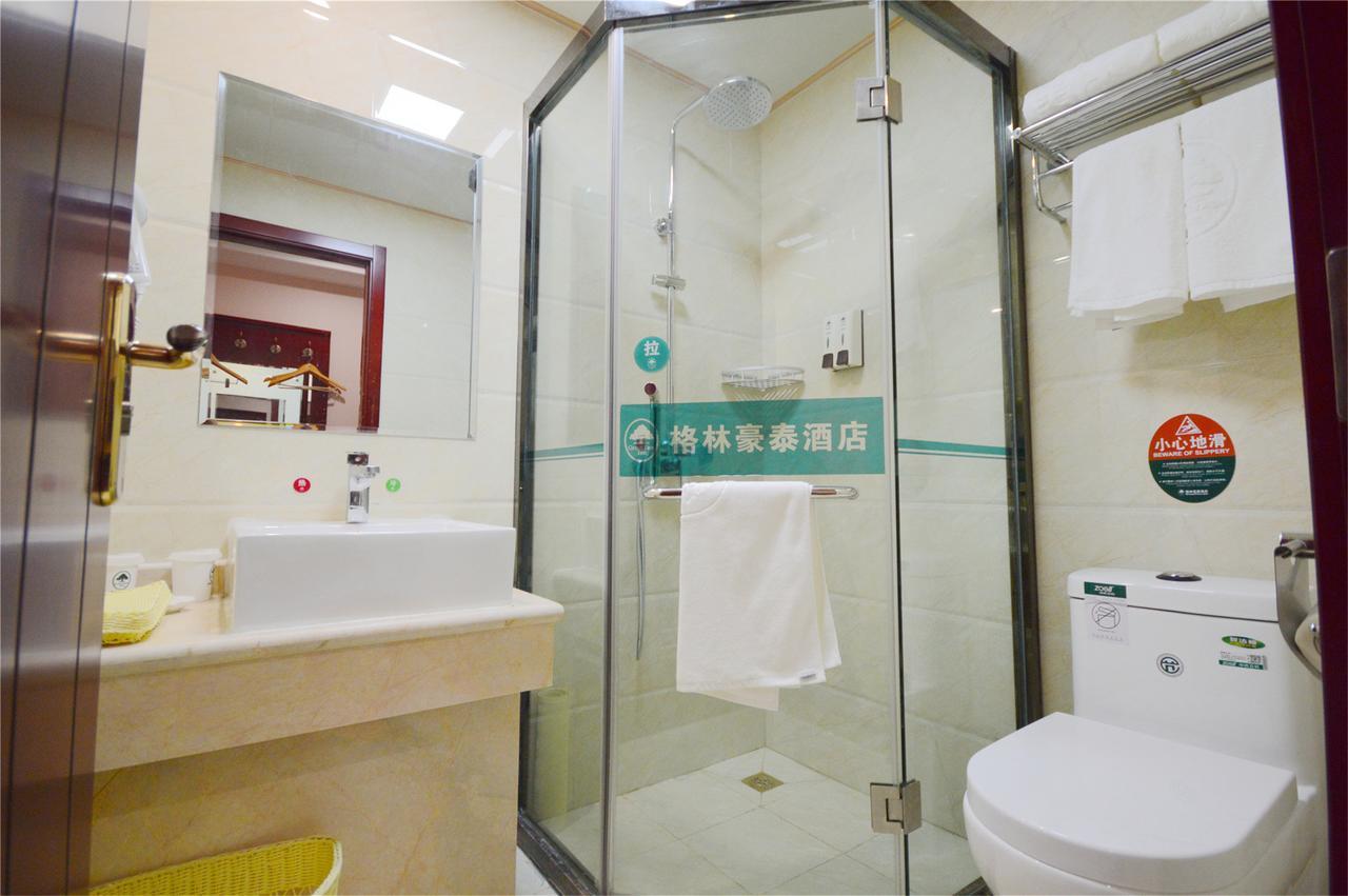 Hotel Greentree Songjiang Xinqiao Jiuxin Road Express 3*