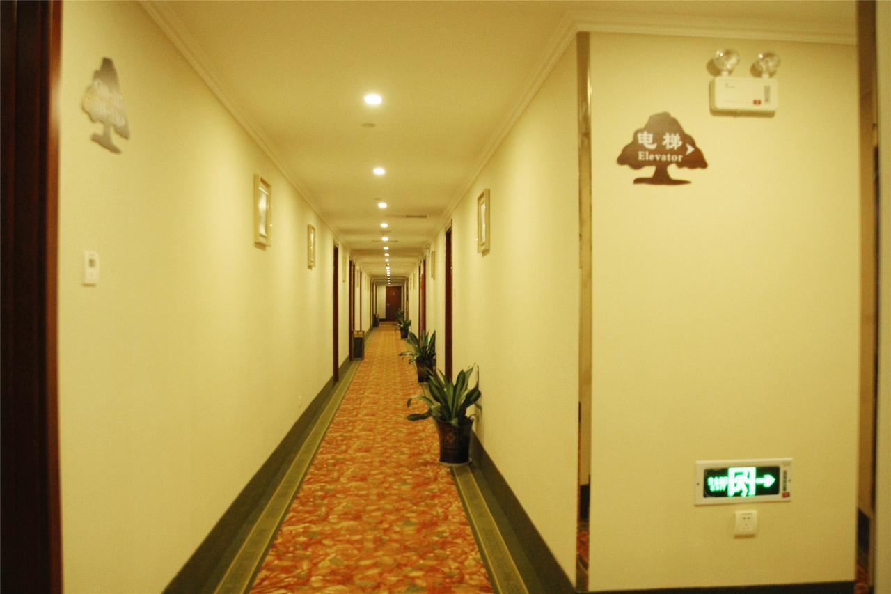 Hotel Greentree Songjiang Xinqiao Jiuxin Road Express 3*